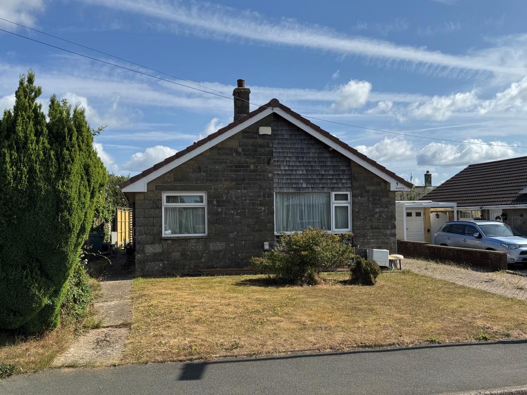 Lot: 141 - FREEHOLD THREE-BEDROOM DETACHED BUNGALOW FOR IMPROVEMENT - Looking Front on to the Bungalow from the Street
